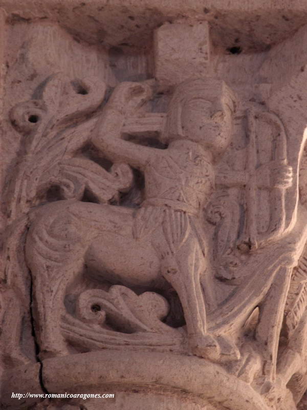 CAPITEL DEL CILINDRO ABSIDAL: CENTAURO SAGITARIO. DETALLE